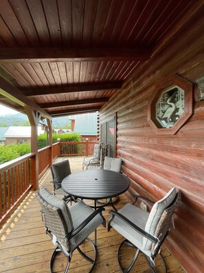 Outdoor dining - Sweet Cabin 10 min. away from Ski area (Maggie Valley)