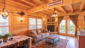 Smart TV, chimenea, reproductor de DVD y videoteca