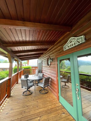 Outdoor dining - Sweet Cabin 10 min. away from Ski area (Maggie Valley)