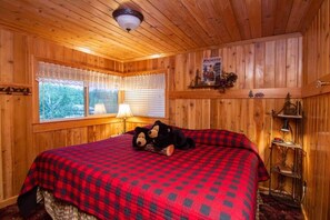 3 bedrooms, iron/ironing board, travel cot, free WiFi - ~ Lakeside Log Cabin ~ Blessings & Memories Abound! (Graham)
