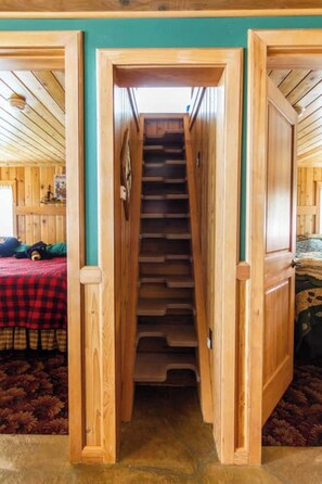 Interior - ~ Lakeside Log Cabin ~ Blessings & Memories Abound! (Graham)