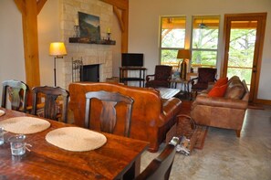 Fernseher, Kamin, DVD-Player