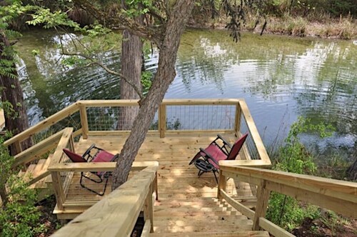 Riverfront Lodge privado con vistas a la montaña entre Lost Maples y Garner Park