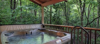 Insignificant Cabin: Spacious 5BR, 3.5BA Retreat with Hot Tub