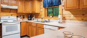 Insignificant Cabin: Spacious 5BR, 3.5BA Retreat with Hot Tub
