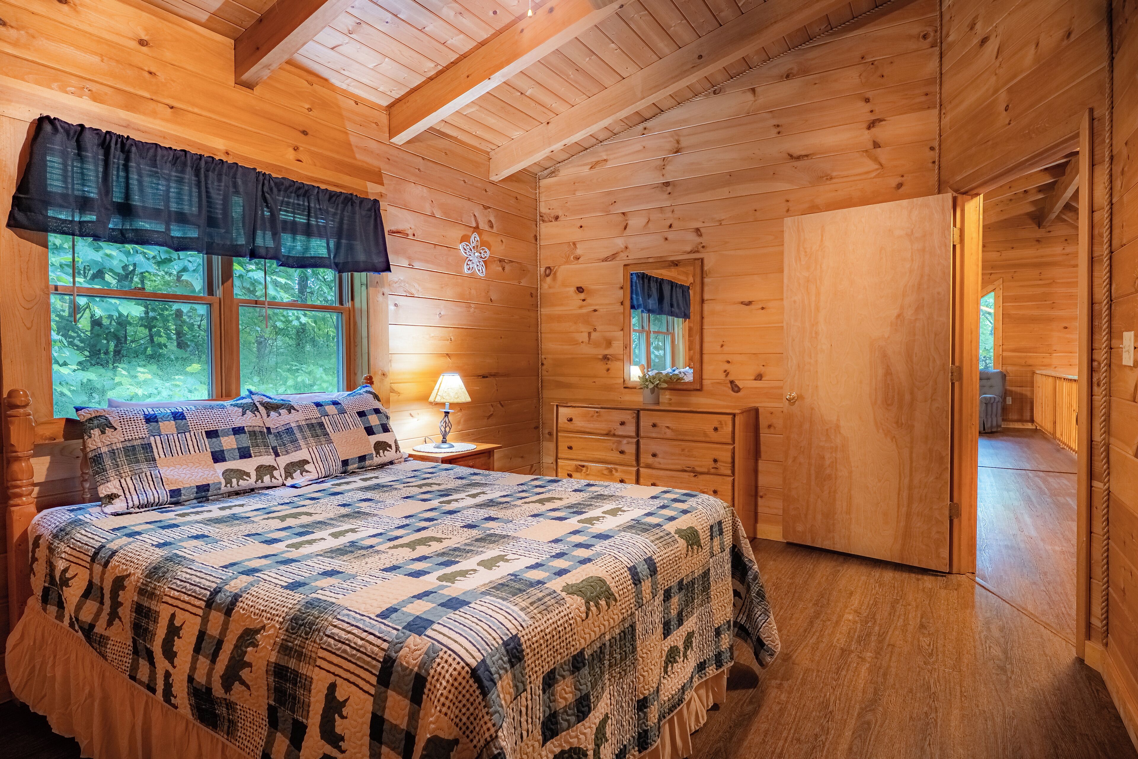 4 chambres, fer et planche à repasser, accès au Wi-Fi (inclus)