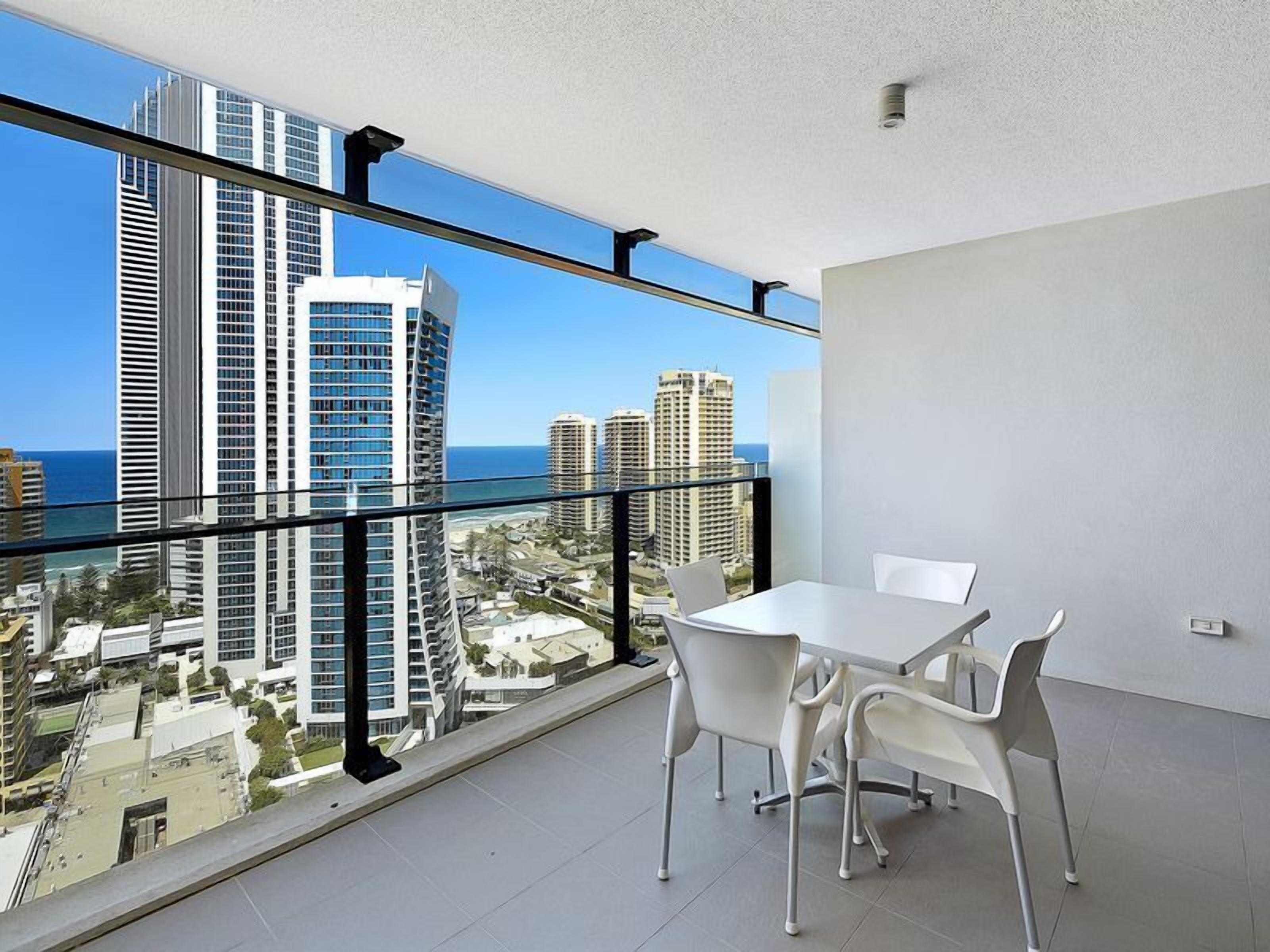 Circle on Cavill - In the heart of paradise — image 4