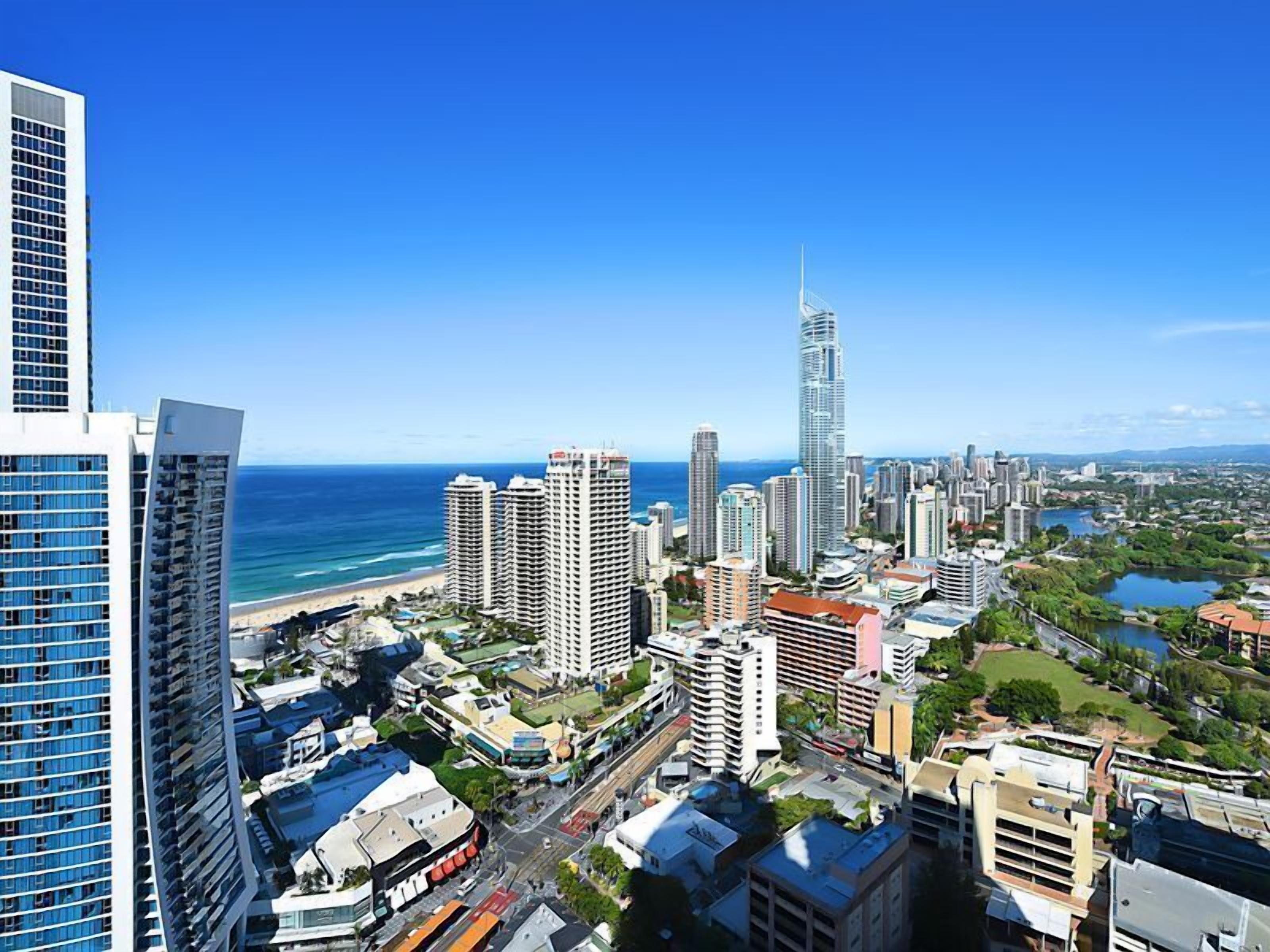 Circle on Cavill - In the heart of paradise — image 3