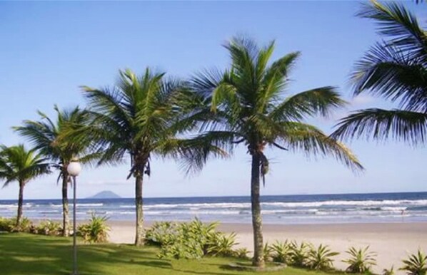 Na praia, espreguiçadeiras 