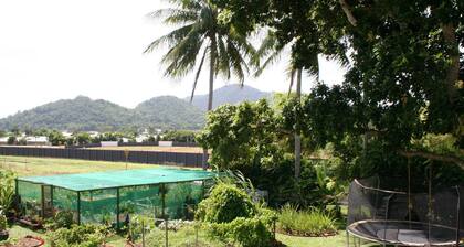 Family Friendly- Large Home Apartment (Free NETFLIX, WI-Fi, Air con, BBQ)