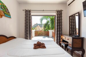 5 Schlafzimmer, Zimmersafe, Schreibtisch, Bügeleisen/Bügelbrett