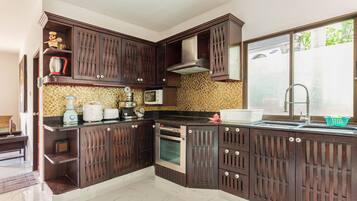 Een koelkast, een microgolfoven, een oven, een kookplaat