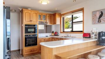 Refrigerador, microondas, horno y parrilla de estufa