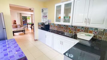 KĂŒhlschrank, Mikrowelle, Ofen, Herdplatte