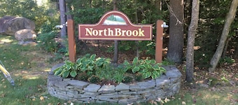 Updated Spacious Condo in the heart of North Conway with in room AC units