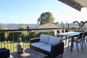 Outdoor dining - Modern luxury villa with panoramic views (La Colle-sur-Loup)