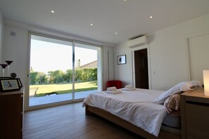 3 室のベッドルーム、デスク、アイロン / アイロン台、WiFi