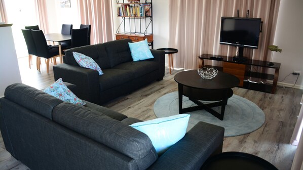 Smart-TV, DVD-Player, Bücher, Videothek