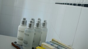 Douche, sèche-cheveux, serviettes fournies, savon