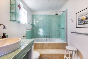 Bañera con ducha, secador de pelo, toallas, jabón