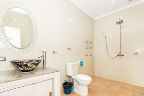 Dusche, Haartrockner, Handtücher, Seife