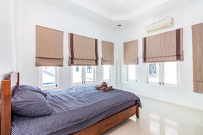 4 bedrooms, in-room safe, desk, iron/ironing board - TEWAREE VILLA - PATTAYA HOLIDAY HOUSE - WALKING STREET (Muang Pattaya)