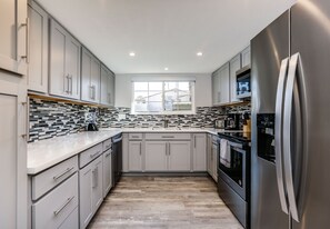 Kylskåp, mikrovågsugn, ugn och spishäll