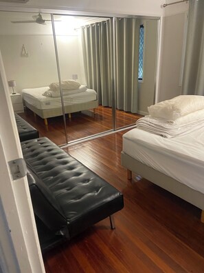 3 chambres, bureau, fer et planche Ă repasser, lit parapluie