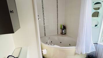 Combined shower/bathtub, jetted bath, hair dryer, towels