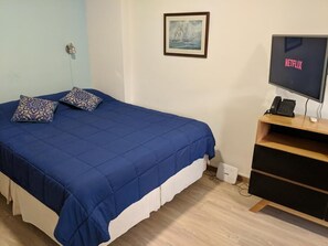 Tabla de planchar con plancha, wifi y ropa de cama 