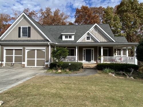 Get original accommodations or supersize with our new"Blueroom" master bedroom.