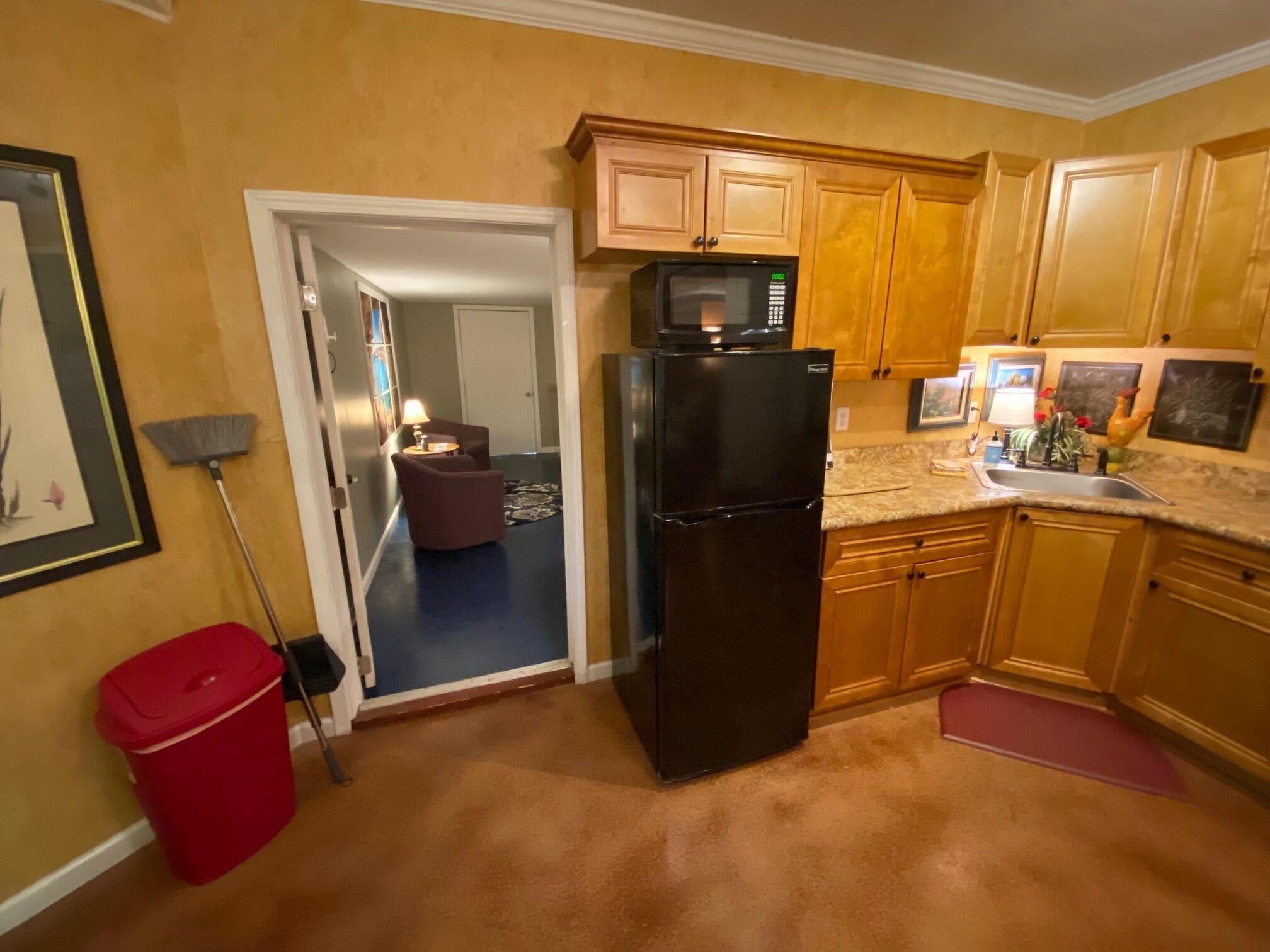 Get original accommodations or supersize with our new"Blueroom" master bedroom..