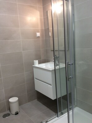 Combined shower/tub, hair dryer, towels, toilet paper - Luxury apartment, near center, with large terrace and beautiful sea view (Nazaré)