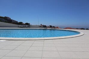 Outdoor pool - Luxury apartment, near center, with large terrace and beautiful sea view (Nazaré)