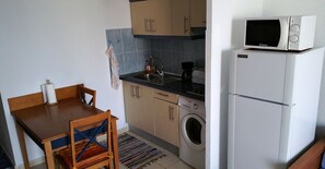 Een koelkast, een microgolfoven, een kookplaat