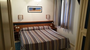 1 chambre, coffres-forts dans les chambres, fer et planche à repasser