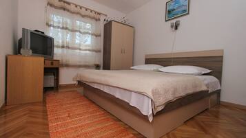 3 bedrooms, iron/ironing board, travel crib, free WiFi