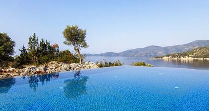 OFFERS FOR LESS PPL:Exclusive Waterfront Villa,2 private pools & view!