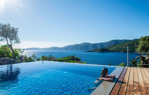 OFFERS FOR LESS PPL:Exclusive Waterfront Villa,2 private pools & view!