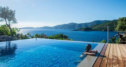 OFFERS FOR LESS PPL:Exclusive Waterfront Villa,2 private pools & view!