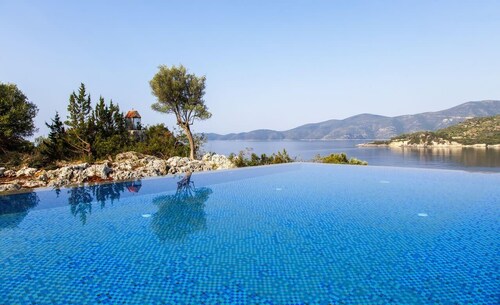 OFFERS FOR LESS PPL: Exclusive Waterfront Villa,2 private pools & view!