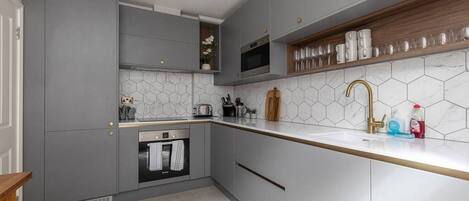 Een koelkast, een microgolfoven, een oven, een kookplaat