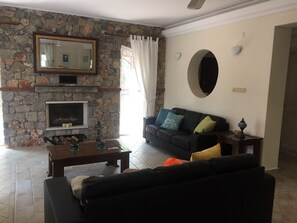 Fernseher, Kamin, Videospielkonsole, DVD-Player