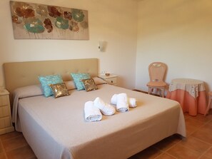 3 chambres, fer et planche à repasser, lit de bébé portatif