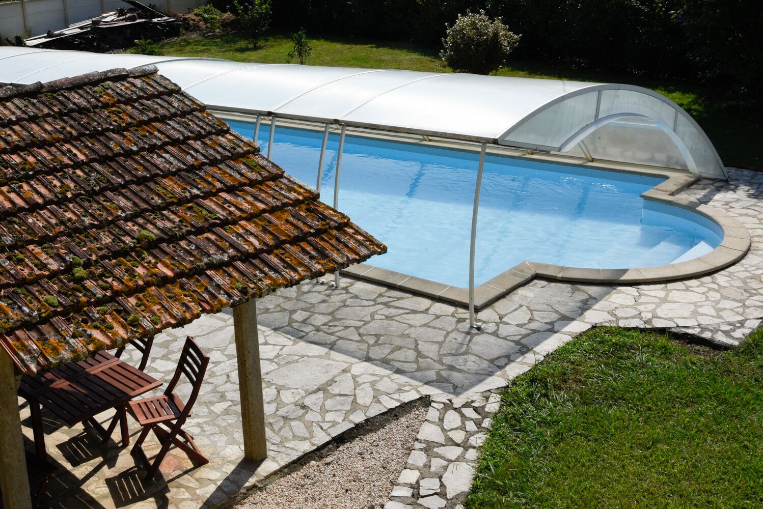 Una piscina al aire libre