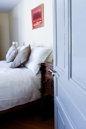 4 chambres, fer et planche à repasser, lit de bébé portatif