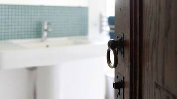 Ensemble douche/baignoire, serviettes fournies, savon, papier toilette