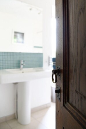 Duschwanne, Handtücher, Seife, Toilettenpapier