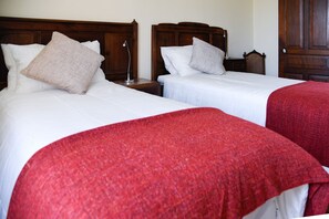 4 chambres, fer et planche à repasser, lit de bébé portatif