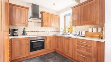 Jääkaappi, mikroaaltouuni, uuni, astianpesukone